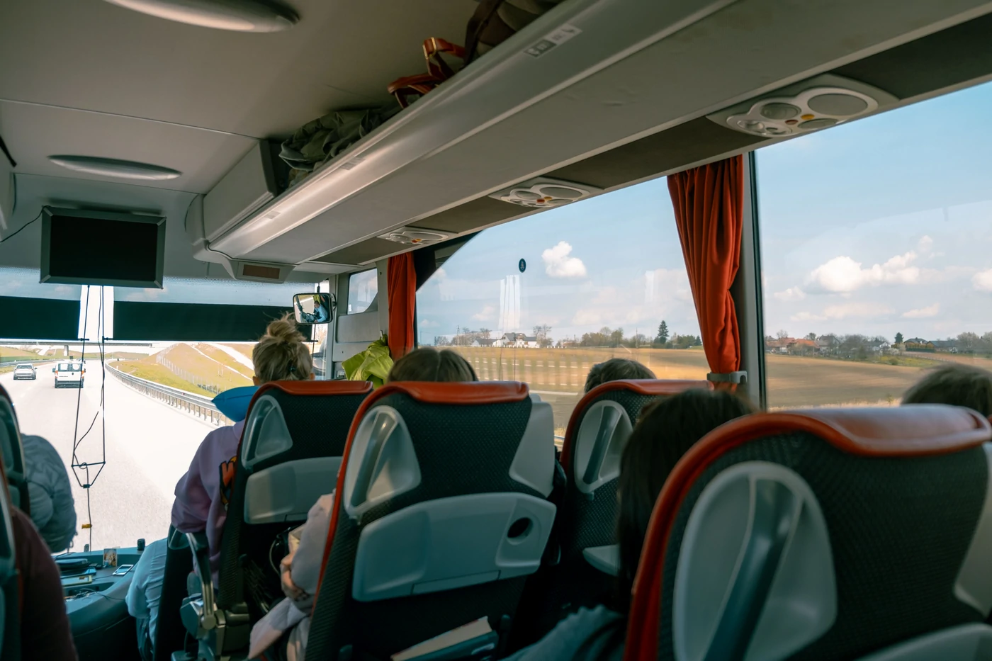 Image d'un autocar avec des passagers utilisant leur ceinture de sécurité.