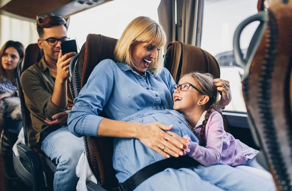 Femme enceinte avec sa ceinture de sécurité dans un autocar