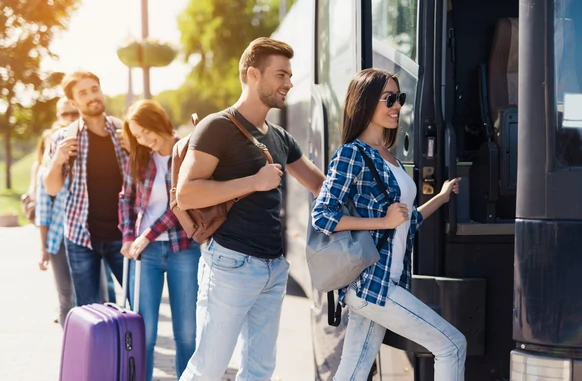 Voyage groupe embarquement dans l'autocar