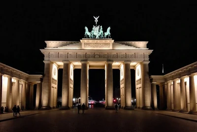 Voyage de groupe en autocar visite de berlin en allemagne porte de brandebourg