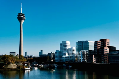 Un ciel bleu clair au-dessus de Düsseldorf, Allemagne. Vue urbaine depuis un autocar de voyage