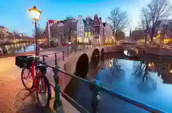 Voyage en autocar à Amsterdam : plongez dans l'histoire et la beauté de la ville