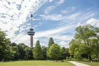 Euromast : vue panoramique sur Rotterdam, escalade et restaurant au sommet.