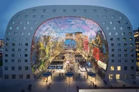 Découvrez le Markthal de Rotterdam : architecture unique, fresques, et délices culinaires.