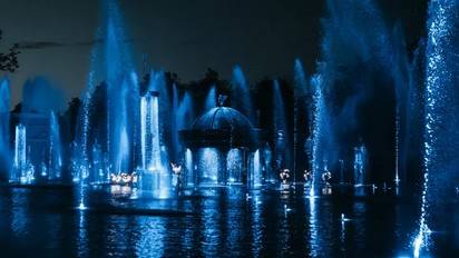 Les Noces de Feu au Puy du Fou – Spectacle nocturne romantique mêlant eau, lumière et musique