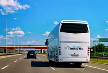 Autocar en location de couleur blanc sur l'autoroute pour un voyage de groupe